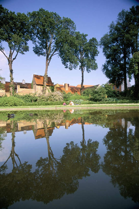 无人,家,竖图,室外,白天,正面,旅游,度假,草地,草坪,湖,湖泊,美景,水,植物,窗户,道路,路,玻璃,丹麦,欧洲,阴影,波纹,生气,平静,光线,影子,房屋,墙,屋顶,屋子,湖面,景观,水流,水面,小路,交通,涟漪,顶棚,娱乐,楼房,玻璃窗,墙壁,墙面,住宅,玻璃制品,草,树,树木,蓝色,绿色,倒影,蓝天,水纹,天空,阳光,自然,波浪,湖水,天,享受,休闲,景色,安静,放松,活力,茂盛,生长,晴朗,成长,生机,宁静,繁茂,倒映,斯堪的纳维亚,静谧,自然风光,北欧,万里无云,水晕,镇静,兴旺,丹麦王国,冷静,沉静,昌盛,恬静,安祥,僻静,清静,太平,反照,昌隆,畅旺,发达,蕃芜,繁盛,富强,隆盛,蓬勃,旺盛,兴隆,兴盛,郁勃,活气,欧登塞,晴空,晴空万里,彩图,房子