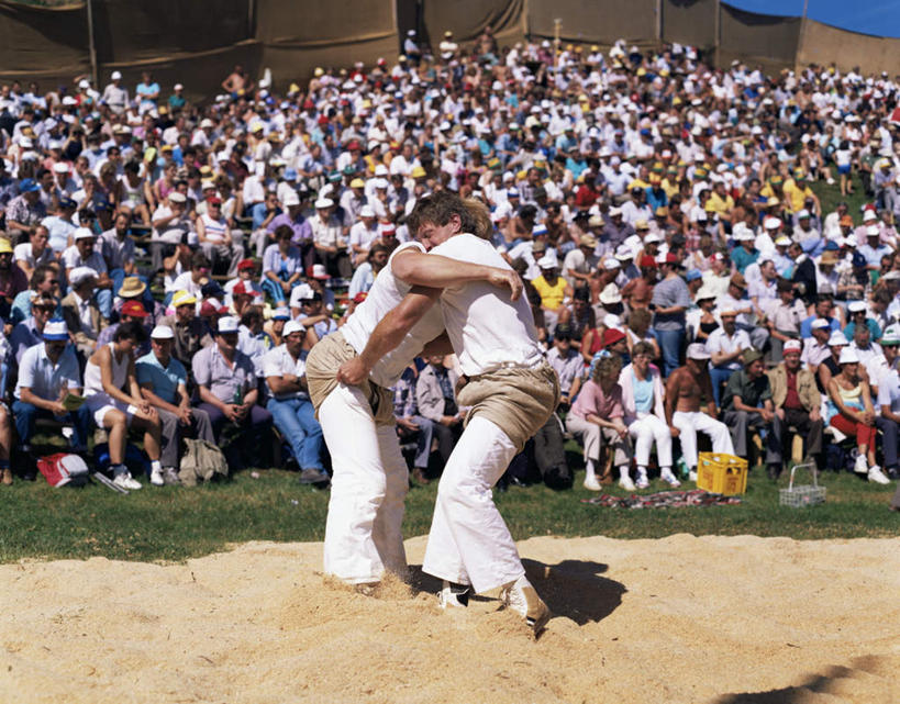 西方人,观众,运动员,坐,横图,室外,白天,正面,运动服,摔跤,沙滩,帽子,瑞士,欧洲,欧洲人,握,阴影,服装,光线,沙子,影子,看台,沙地,许多人,拿,拿着,注视,休闲装,运动帽,衣服,阳光,观察,看,一群人,休闲,休闲服,鸭舌帽,握着,服饰,观看,察看,衣着,穿着,关注,中欧,瑞士联邦,衣饰,摔交,男人,男性,女人,女性,中年男性,中年女性,白种人,观赏人员,体育运动员,运动选手,坐着,彩图,全身,运动装
