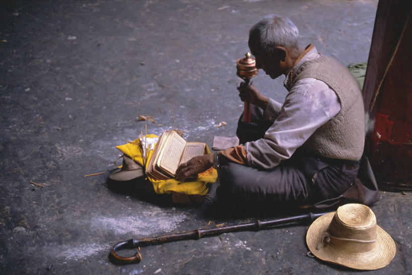 东方人,一个人,坐,横图,俯视,室外,白天,度假,美景,城市风光,城市,帽子,中国,亚洲,仅一个男性,仅一个人,阴影,服装,光线,草帽,工具,影子,景观,圣经,注视,休闲装,黄种人,娱乐,拉萨,西藏,一个,衣服,阳光,低头,观察,看,仅一个老年男性,享受,休闲,休闲服,器械,景色,放松,服饰,单个,拐杖,观看,手杖,察看,关注,医疗器械,藏,东亚,转经筒,西藏自治区,转经轮,八角街,首府,中华人民共和国,大昭寺,西南地区,玛尼轮,辅助设备,拉萨市,八廓街,老年男性,男人,男性,亚洲人,坐着,彩图,高角度拍摄,全身