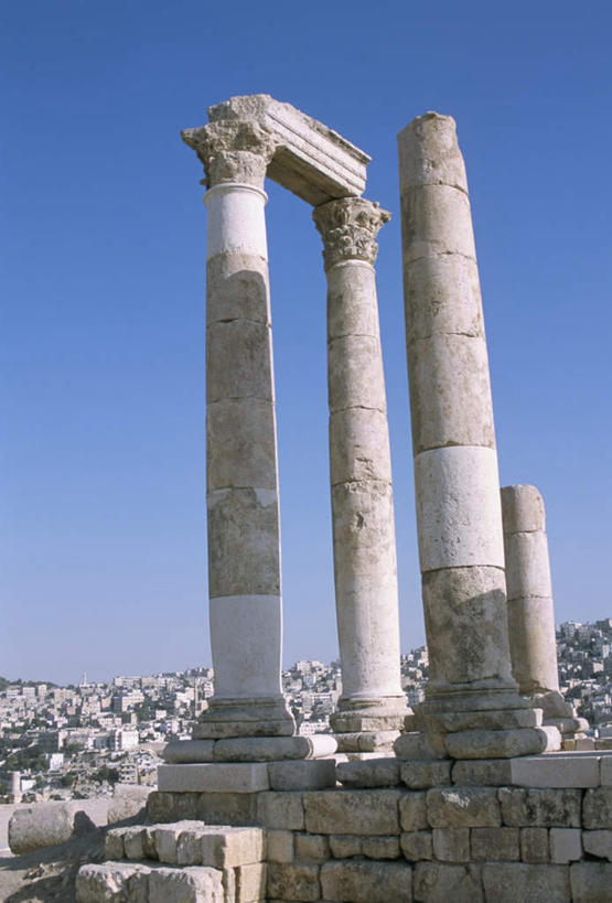 无人,家,竖图,室外,白天,仰视,度假,石头,美景,植物,城市风光,城市,约旦,亚洲,阴影,装饰,高大,光线,石子,影子,柱子,房屋,屋子,景观,首都,宏伟,娱乐,楼房,住宅,树,树木,排列,蓝色,绿色,蓝天,天空,阳光,自然,天,享受,休闲,景色,放松,生长,晴朗,成长,华丽,修饰,点缀,西亚,万里无云,衬托,美观,雅致,雅观,摆列,安曼,约旦哈希姆王国,高峻,嵬峨,石块,岩石,晴空,晴空万里,彩图,低角度拍摄,房子,布列,分列