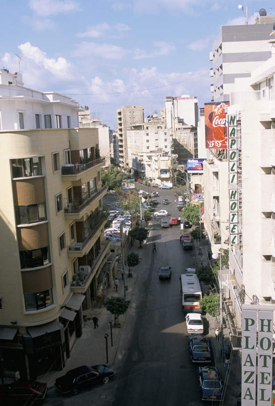 无人,家,商店,竖图,俯视,室外,白天,度假,美景,植物,城市风光,城市,道路,路,路灯,汽车,照明,黎巴嫩,亚洲,一排,阴影,整齐,光线,影子,房屋,屋子,景观,云,云朵,小路,灯光,交通,首都,云彩,娱乐,商铺,楼房,住宅,车,灯,树,树木,排列,蓝色,绿色,白云,蓝天,天空,阳光,自然,交通工具,轿车,天,享受,休闲,景色,放松,生长,晴朗,成长,照亮,照明设备,队列,载具,西亚,市肆,商号,黎巴嫩共和国,贝鲁特,晴空,彩图,高角度拍摄,房子,店铺