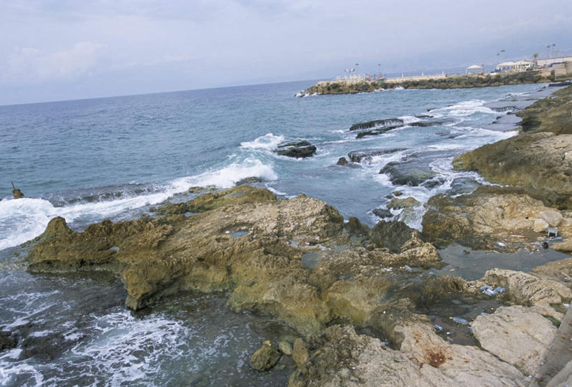 无人,横图,室外,白天,正面,海浪,海洋,礁石,石头,美景,黎巴嫩,亚洲,阴影,光线,石子,影子,景观,浪花,青苔,苔藓,首都,蓝色,蓝天,天空,阳光,自然,海水,天,景色,晴朗,自然风光,西亚,海景,万里无云,黎巴嫩共和国,贝鲁特,大海,风浪,海,海水的波动,礁,近岸浪,石块,岩石,涌浪,晴空,晴空万里,彩图