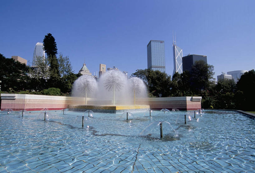 无人,体育馆,游泳池,家,高楼大厦,横图,室外,白天,正面,度假,美景,水,植物,城市风光,标志建筑,城市,大厦,地标,建筑,摩天大楼,喷泉,香港,中国,亚洲,阴影,飞溅,溅,光线,液体,影子,房屋,屋子,景观,水池,水滴,水面,公寓,文化,娱乐,建设,泳池,洋房,楼房,住宅,水珠,树,树木,蓝色,绿色,蓝天,天空,阳光,自然,天,品味,享受,休闲,景色,放松,生长,晴朗,成长,港,游泳馆,喷洒,水景,东亚,万里无云,香港岛,香港特别行政区,港澳台,中华人民共和国,美观,港岛,香港公园,红棉路,设计,晴空,晴空万里,彩图,房子,大楼,高层建筑,高楼,摩天楼