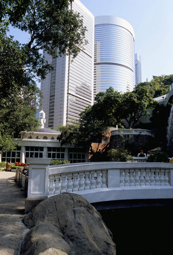 无人,公园,高楼大厦,竖图,室外,白天,正面,度假,石头,美景,植物,城市风光,城市,大厦,建筑,摩天大楼,香港,中国,亚洲,阴影,光线,石子,影子,景观,娱乐,建设,树,树木,蓝色,绿色,蓝天,天空,阳光,天,享受,休闲,景色,放松,生长,晴朗,成长,港,东亚,万里无云,香港岛,香港特别行政区,港澳台,中华人民共和国,港岛,香港公园,红棉路,石块,岩石,晴空,晴空万里,彩图,大楼,高层建筑,高楼,摩天楼