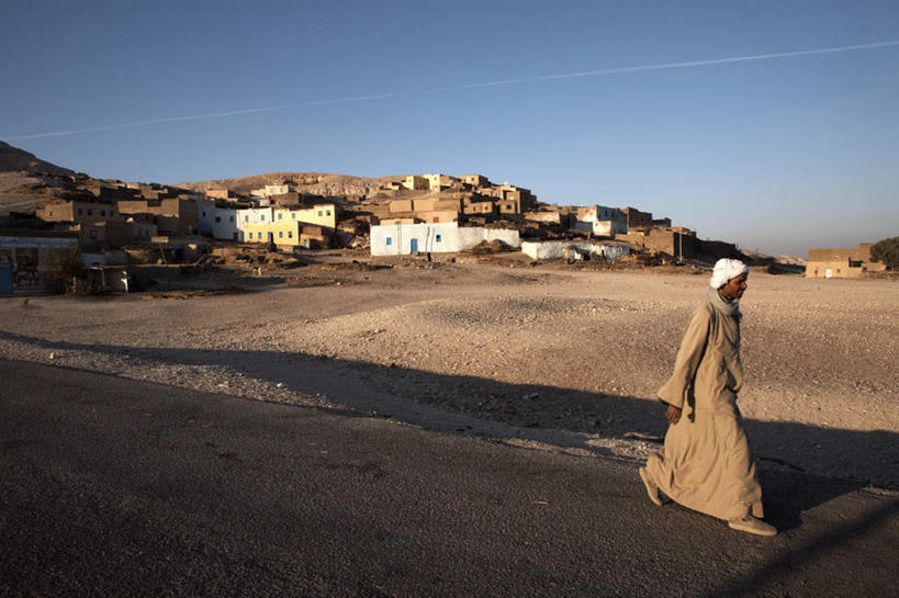 西方人,一个人,家,走,横图,室外,白天,侧面,石头,山,山脉,道路,路,欧洲,非洲,埃及,黑人,欧洲人,仅一个男性,仅一个人,仅一个中年男性,石子,房屋,屋子,山峰,乡村,农村,小路,交通,山峦,楼房,住宅,蓝色,蓝天,天空,村庄,群山,天,乡间小路,晴朗,村落,古埃及,北非,万里无云,阿拉伯埃及共和国,金字塔之国,棉花之国,阿非利加洲,屯子,墟落,男人,男性,中年男性,非洲人,石块,岩石,晴空,晴空万里,步行,散步,走路,彩图,全身,房子