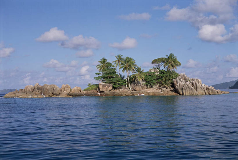 无人,横图,室外,白天,正面,旅游,度假,岛屿,海浪,海洋,石头,美景,沙滩,植物,棕榈树,叶子,非洲,塞舌尔,阴影,光线,沙子,石子,影子,岛,海岸,景观,浪花,水平线,云,云朵,辽阔,绿叶,海平线,沙地,云彩,娱乐,树,树木,蓝色,绿色,白云,蓝天,天空,阳光,自然,海水,天,享受,休闲,广阔,嫩叶,景色,放松,生长,晴朗,成长,一望无际,自然风光,海景,棕榈叶,塞舌尔共和国,阿非利加洲,东非,无边无际,一马平川,普拉斯林岛,叶,叶片,大海,风浪,海,海水的波动,海滩,近岸浪,列岛,群岛,石块,岩石,涌浪,诸岛,晴空,彩图,水天相接,水天一线