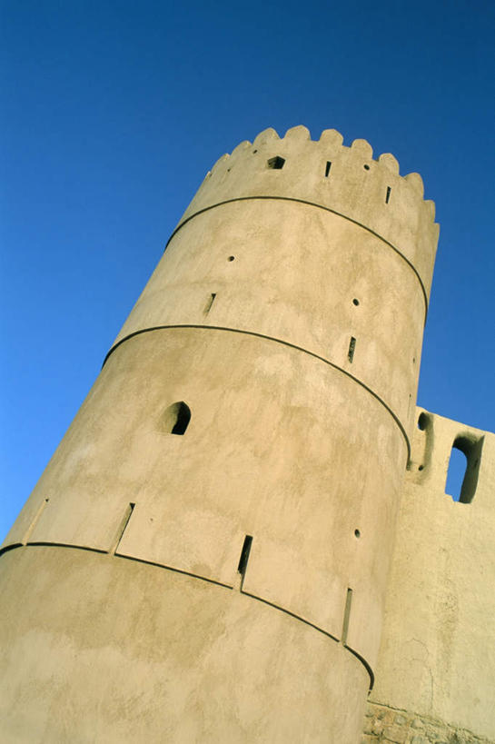 无人,竖图,室外,白天,仰视,旅游,度假,窗户,标志建筑,地标,建筑,阿曼,亚洲,阴影,古老,光线,影子,堡垒,城堡,墙,屋顶,顶棚,历史,娱乐,建设,玻璃窗,墙壁,墙面,古代,蓝色,蓝天,天空,阳光,瞭望塔,天,享受,休闲,旅游胜地,放松,晴朗,要塞,西亚,哨塔,万里无云,古远,阿曼苏丹国,陈腐,设防,晴空,晴空万里,彩图,低角度拍摄