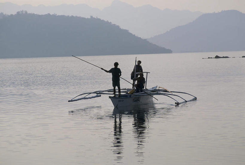 东方人,三个人,站,坐,横图,室外,白天,正面,岛屿,湖,湖泊,山,山脉,水,雾,船,菲律宾,亚洲,撑,握,阴影,波纹,服装,朦胧,模糊,光线,影子,岛,湖面,山峰,水流,水面,云,云朵,木船,涟漪,山峦,拿,云彩,拿着,注视,休闲装,黄种人,竹竿,衣服,蓝色,白云,倒影,蓝天,水纹,天空,阳光,交通工具,波浪,湖水,群山,天,观察,看,站着,休闲服,握着,服饰,东南亚,晴朗,观看,迷雾,察看,倒映,撑着,舟,关注,载具,水晕,菲律宾共和国,反照,巴拉望,巴拉望岛,男人,男性,女人,女性,中年男性,中年女性,亚洲人,列岛,群岛,诸岛,大雾,晴空,站立,坐着,彩图,全身