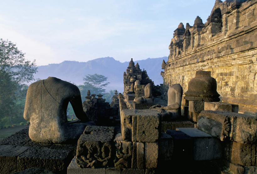 无人,寺庙,横图,室外,白天,正面,旅游,度假,草地,草坪,植物,标志建筑,地标,建筑,雕塑,印度尼西亚,印尼,亚洲,阴影,艺术,装饰,光线,雕刻,雕像,影子,云,云朵,塔,云彩,娱乐,建设,宝塔,草,树,树木,蓝色,绿色,白云,蓝天,天空,阳光,自然,工艺品,庙宇,天,享受,休闲,旅游胜地,放松,东南亚,生长,晴朗,成长,纪念,美术,主题,陈列,印度尼西亚共和国,功能,美学,浮图,浮屠,西爪哇,爪哇,爪哇岛,西爪哇省,晴空,彩图,庙,寺