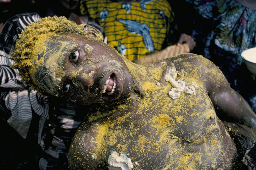 西方人,一个人,躺,横图,室外,白天,正面,旅游,度假,欧洲,非洲,贝宁,黑人,欧洲人,仅一个男性,仅一个人,注视,娱乐,仅一个年轻男性,观察,看,张嘴,享受,休闲,放松,肮脏,观看,察看,关注,张大嘴巴,邋遢,阿非利加洲,龌龊,污秽,恶浊,贝宁共和国,卧着,男人,男性,年轻男性,非洲人,张开嘴,躺着,卧,半身,彩图