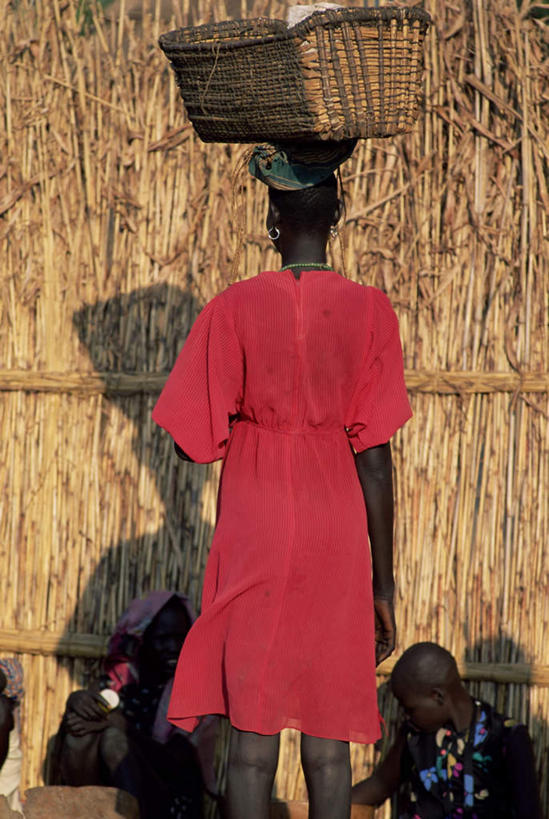 西方人,一个人,站,交叉,竖图,室外,白天,裙子,安全,石头,床,竹子,欧洲,非洲,黑人,欧洲人,仅一个女性,仅一个人,阴影,竹制,连衣裙,服装,编织,光线,篮子,石子,影子,墙,顶,注视,休闲装,墙壁,墙面,背面,衣服,红色,阳光,竹篮,观察,看,站着,仅一个中年女性,休闲,舒服,休闲服,服饰,单人床,婴儿用品,观看,竹条,婴儿床,保护,交织,察看,舒适,竹制品,关注,穿插,女人,女性,中年女性,非洲人,石块,岩石,站立,半身,彩图,顶着