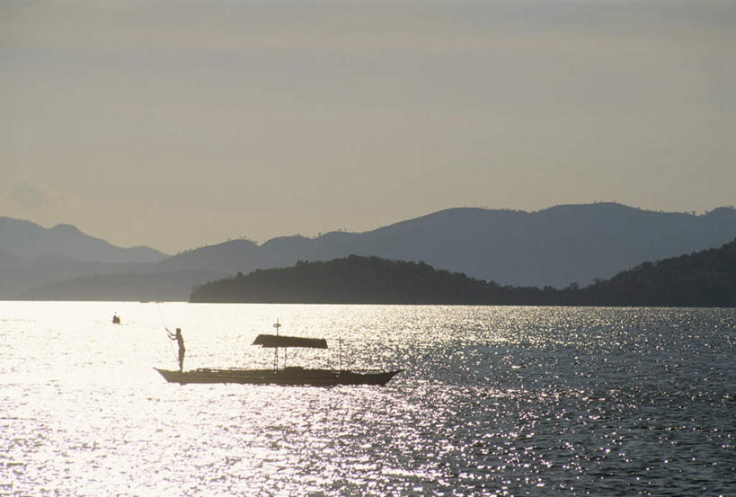 无人,横图,室外,白天,正面,旅游,度假,岛屿,海浪,海洋,石头,美景,沙滩,山,山脉,雾,船,菲律宾,亚洲,阴影,朦胧,模糊,光线,沙子,石子,影子,岛,海岸,景观,浪花,山峰,木船,沙地,山峦,娱乐,蓝色,蓝天,天空,阳光,自然,海水,交通工具,群山,天,享受,休闲,景色,放松,东南亚,晴朗,迷雾,舟,自然风光,载具,海景,万里无云,菲律宾共和国,巴拉望,巴拉望岛,大海,风浪,海,海水的波动,海滩,近岸浪,列岛,群岛,石块,岩石,涌浪,诸岛,大雾,晴空,晴空万里,彩图