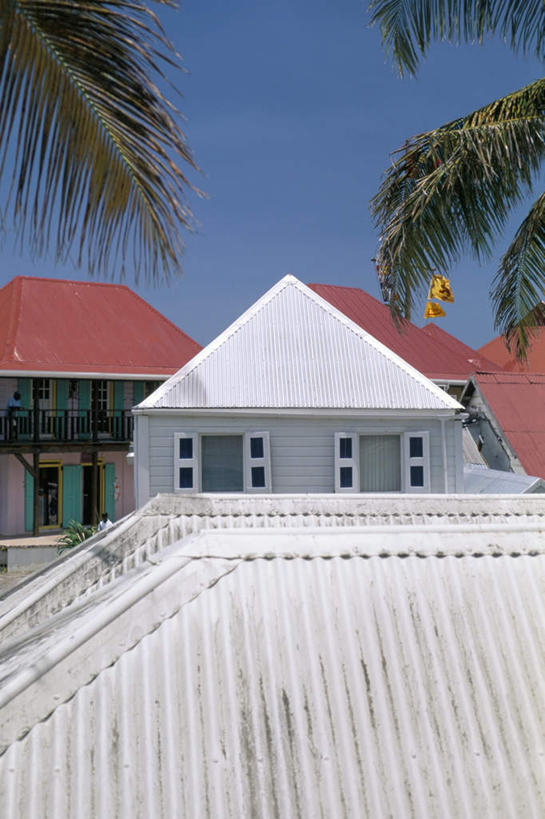 无人,家,竖图,室外,白天,正面,度假,美景,窗户,城市风光,城市,建筑,旗帜,阴影,光线,瓦片,影子,房屋,屋顶,屋子,景观,公寓,顶棚,瓦,娱乐,旗子,洋房,楼房,玻璃窗,住宅,蓝色,蓝天,天空,阳光,天,享受,休闲,景色,南美,放松,建造,晴朗,南美洲,西印度群岛,拉丁美洲,美洲,屋瓦,万里无云,亚美利加洲,南亚美利加洲,旌旗,旗号,背风群岛,晴空,晴空万里,彩图,房子