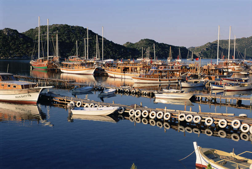 无人,码头,横图,室外,白天,正面,度假,美景,山,山脉,植物,城市风光,城市,船,土耳其,亚洲,一排,许多,停靠,阴影,整齐,光线,木制,影子,景观,山峰,云,云朵,木船,山峦,云彩,娱乐,树,树木,排列,蓝色,绿色,白色,白云,蓝天,天空,阳光,自然,轮胎,木制品,交通工具,群山,天,享受,休闲,景色,放松,生长,晴朗,成长,舟,队列,停泊,载具,西亚,安纳托利亚,小亚细亚,船埠,晴空,彩图,土耳其共和国