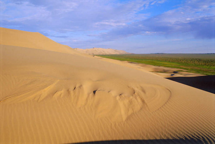 无人,横图,室外,白天,正面,旅游,草地,美景,沙漠,植物,蒙古,亚洲,阴影,波纹,光线,影子,景观,云,云朵,沙丘,云彩,草,蓝色,绿色,白云,蓝天,天空,阳光,自然,波浪,天,景色,晴朗,自然风光,东亚,草原之国,蒙古国,外蒙,外蒙古,大漠,砂漠,晴空,彩图,游览