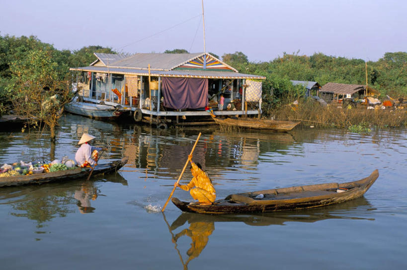 划船,东方人,两个人,坐,横图,室外,白天,侧面,植物,船,亚洲,一根,许多,停靠,握,木制,船桨,房屋,屋子,公寓,木船,黄种人,楼房,货物,住宅,斗笠,树,树木,绿色,自然,货品,木制品,交通工具,驾驶,行驶,握着,生长,成长,操纵,控制,舟,停泊,载具,操控,把持,荡舟,笠帽,年轻女性,女人,女性,亚洲人,坐着,彩图,全身,房子
