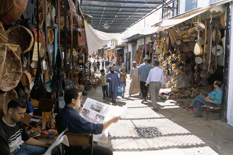 西方人,背部,商店,坐,走,横图,室外,白天,正面,购物,阅读,消费,道路,路,报纸,欧洲,非洲,黑人,欧洲人,许多,握,学习,小路,交通,许多人,看,一群人,浏览,握着,金融,百货,乡间小路,市集,选购,贸易,血拼,阛阓,墟市,男人,男性,年轻男性,年轻女性,女人,女性,非洲人,步行,散步,走路,坐着,半身,彩图,店铺,杂货店,杂货铺