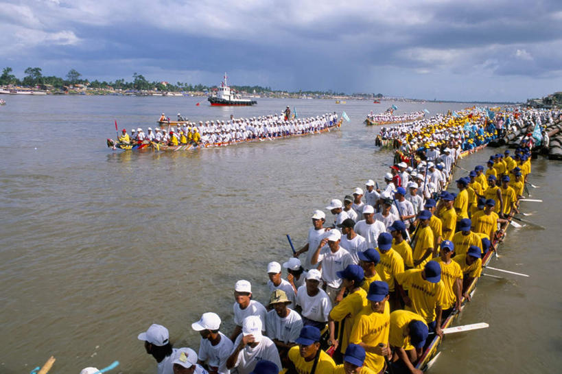 划船,东方人,坐,横图,俯视,室外,白天,锻炼,快乐,比赛,运动,竞争,海浪,海洋,亚洲,阴影,波纹,节日,庆祝,光线,影子,浪花,云,云朵,涟漪,许多人,云彩,黄种人,文化,娱乐,蓝色,白云,蓝天,水纹,天空,阳光,海水,波浪,天,一群人,庆典,休闲,龙舟,晴朗,纪念,体育运动,三艘,海景,水晕,荡舟,体育,男人,男性,年轻男性,亚洲人,大海,风浪,海,海水的波动,近岸浪,涌浪,晴空,坐着,半身,彩图,高角度拍摄,健身