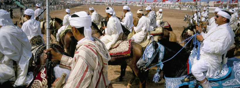 西方人,坐,横图,室外,白天,正面,民族服装,马,野生动物,欧洲,非洲,黑人,欧洲人,许多,骑马,阴影,光线,头巾,影子,地面,许多人,骑,红色,白色,动物,一群人,运输,牲畜,男人,男性,年轻男性,非洲人,坐着,半身,彩图,传统服装,民俗服