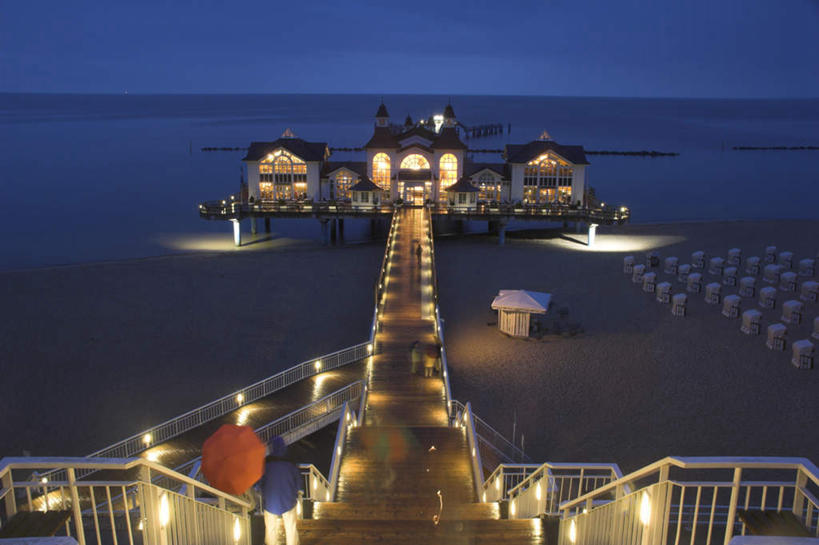 无人,栏杆,横图,俯视,室外,夜晚,度假,海浪,海洋,美景,楼梯,城市风光,城市,金属制品,欧洲,波兰,波纹,繁华,金属,扶手,木板,阶梯,景观,浪花,水平线,桥,辽阔,木桥,海平线,涟漪,娱乐,护栏,台阶,栈桥,水纹,海水,波浪,享受,休闲,广阔,景色,放松,人行桥,木板桥,一望无际,富贵,海景,中欧,水晕,灯火辉煌,繁荣,荣华,无边无际,一马平川,波兰共和国,火树银花,灯烛辉煌,波美拉尼亚,波美拉尼亚省,大海,风浪,海,海水的波动,近岸浪,涌浪,彩图,高角度拍摄,水天相接,水天一线