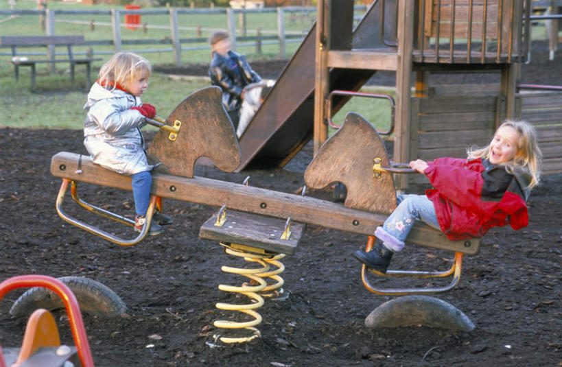 西方人,儿童,手,四个人,坐,笑,微笑,露齿笑,横图,室外,白天,侧面,游戏,纯洁,草地,草坪,石头,植物,玩具,欧洲,欧洲人,握,服装,木制,石子,拿,玩,拿着,休闲装,娱乐,运动器械,草,小孩,衣服,绿色,木制品,休闲,手部,休闲服,滑滑梯,翘翘板,滑梯,可爱,童年,童趣,益智,握着,服饰,活动,发泄,消遣,智力,童真,烂漫,无邪,宣泄,天真,男孩,男人,男性,女孩,女人,女性,白种人,石块,玩耍,嬉戏,坐着,彩图,全身,男生,女生