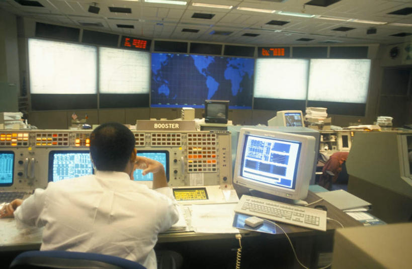 西方人,手,一个人,技术人员,坐,横图,室内,白天,衬衫,电脑,显示器,鼠标,键盘,城市,照明,欧洲,美国,欧洲人,仅一个男性,仅一个人,仅一个中年男性,撑,网络,壁灯,屏幕,灯光,托腮,注视,输入设备,通讯设备,显示屏,灯,背面,灯具,观察,看,托,手部,台式电脑,观看,照亮,察看,北美,北美洲,照明设备,关注,托下巴,德克萨斯州,美洲,通信设备,输出设备,德克萨斯,得州,德州,得克萨斯州,孤星之州,北亚美利加洲,亚美利加洲,休斯敦,休士顿,休斯顿,世界石油之都,太空城,航天局,男人,男性,中年男性,白种人,技术员,坐着,半身,彩图,衬衣