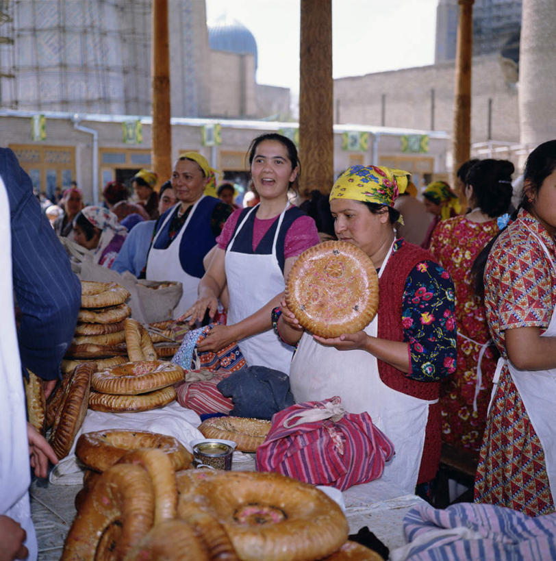 点心,面包,烘培师,家,站,竖图,室内,白天,正面,度假,美景,城市风光,城市,乌兹别克斯坦,亚洲,一堆,握,堆叠,堆积,服装,围裙,柱子,房屋,屋子,景观,食品,面点,市场,许多人,拿,拿着,注视,休闲装,娱乐,楼房,住宅,食物,糕点,衣服,观察,看,站着,一群人,享受,休闲,休闲服,景色,放松,握着,服饰,观看,堆,察看,中亚,关注,乌兹别克斯坦共和国,乌兹别克,女人,女性,中年女性,糕点师,面包师,站立,半身,彩图,房子