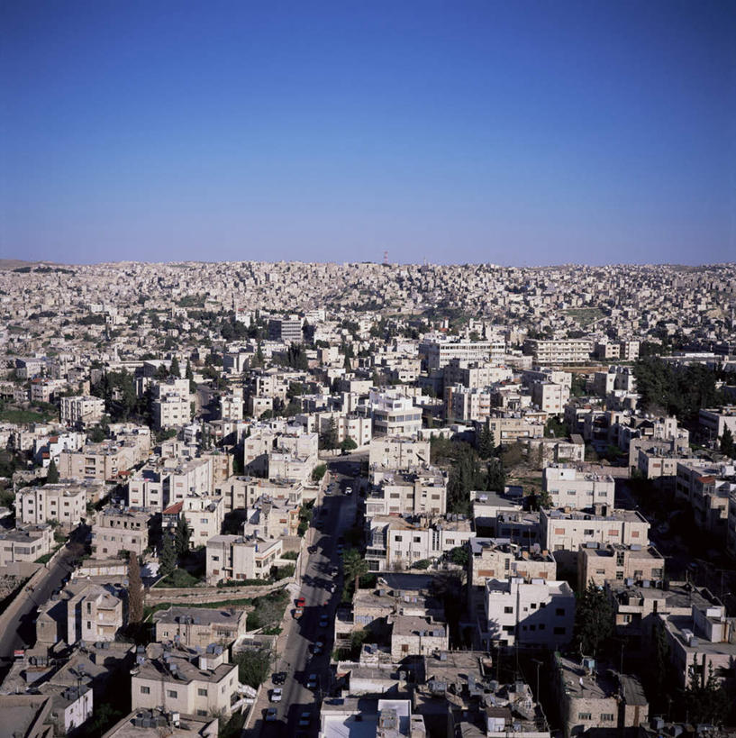 无人,家,竖图,俯视,航拍,室外,白天,度假,美景,植物,城市风光,城市,道路,路,公路,汽车,约旦,亚洲,阴影,光线,影子,房屋,屋子,景观,交通,首都,娱乐,楼房,住宅,车,树,树木,蓝色,绿色,蓝天,天空,阳光,自然,交通工具,轿车,天,享受,休闲,景色,放松,生长,晴朗,成长,鸟瞰,载具,西亚,万里无云,安曼,约旦哈希姆王国,晴空,晴空万里,马路,彩图,高角度拍摄,房子