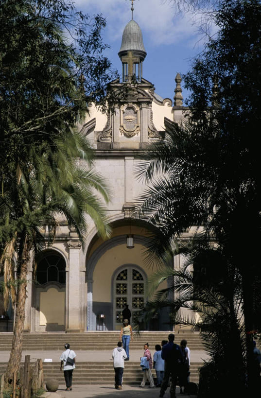 西方人,教堂,走,竖图,室外,白天,正面,旅游,度假,草地,草坪,植物,窗户,楼梯,门,标志建筑,道路,地标,建筑,路,欧洲,非洲,埃塞俄比亚,亚的斯亚贝巴,黑人,欧洲人,阴影,服装,节日,光线,影子,阶梯,墙,屋顶,云,云朵,小路,交通,首都,许多人,云彩,顶棚,注视,休闲装,文化,娱乐,建设,玻璃窗,墙壁,墙面,台阶,草,树,树木,衣服,蓝色,绿色,白云,蓝天,天空,阳光,自然,门框,天,观察,看,祈祷,一群人,享受,休闲,健康,休闲服,旅游胜地,放松,许愿,宗教,服饰,信仰,生长,晴朗,成长,观看,纪念,祈求,察看,关注,信念,阿非利加洲,埃塞俄比亚联邦民主共和国,亚地斯亚贝巴,平安,男人,男性,女人,女性,中年男性,中年女性,非洲人,晴空,步行,散步,走路,彩图,全身,大教堂,礼拜堂