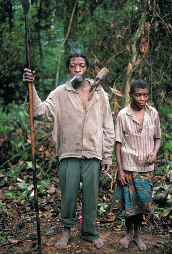 西方人,两个人,夫妻,站,吸烟,竖图,室外,白天,正面,爱情,草地,草坪,植物,香烟,金属制品,欧洲,非洲,喀麦隆,黑人,欧洲人,握,阴影,服装,光线,金属,工具,影子,浪漫,拿,拿着,注视,休闲装,草,树,树木,衣服,绿色,阳光,自然,观察,看,站着,休闲服,烟,恩爱,握着,恋人,服饰,生长,成长,观看,挖掘,察看,锄,锄头,关注,农具,阿非利加洲,耕具,开掘,发掘,开垦,喀麦隆共和国,男人,男性,女人,女性,中年男性,中年女性,非洲人,夫妇,情侣,卷烟,烟草,纸烟,抽烟,站立,彩图,全身,伴侣