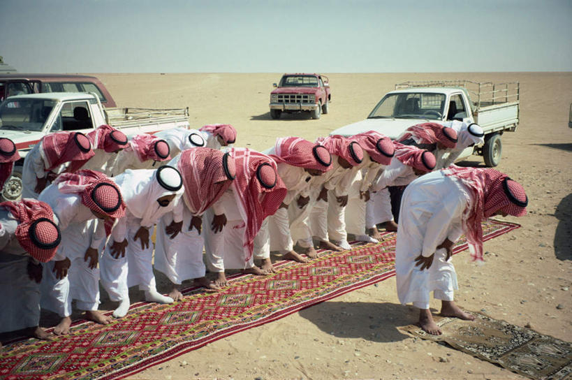 站,横图,室外,白天,正面,民族服装,度假,石头,美景,城市风光,城市,卡车,汽车,帽子,纺织品,亚洲,一排,许多,阴影,整齐,装饰,光线,毛毯,石子,毯子,影子,景观,许多人,注视,礼帽,娱乐,车,纺织,排列,三个,蓝色,蓝天,天空,阳光,垫子,交通工具,天,低头,观察,看,站着,一群人,享受,休闲,温暖,景色,放松,晴朗,观看,华丽,修饰,点缀,察看,队列,关注,载具,西亚,沙特阿拉伯,万里无云,衬托,美观,雅致,雅观,沙特阿拉伯王国,男人,男性,中年男性,阿拉伯人,白种人,亚洲人,石块,岩石,晴空,晴空万里,站立,彩图,全身,传统服装,民俗服