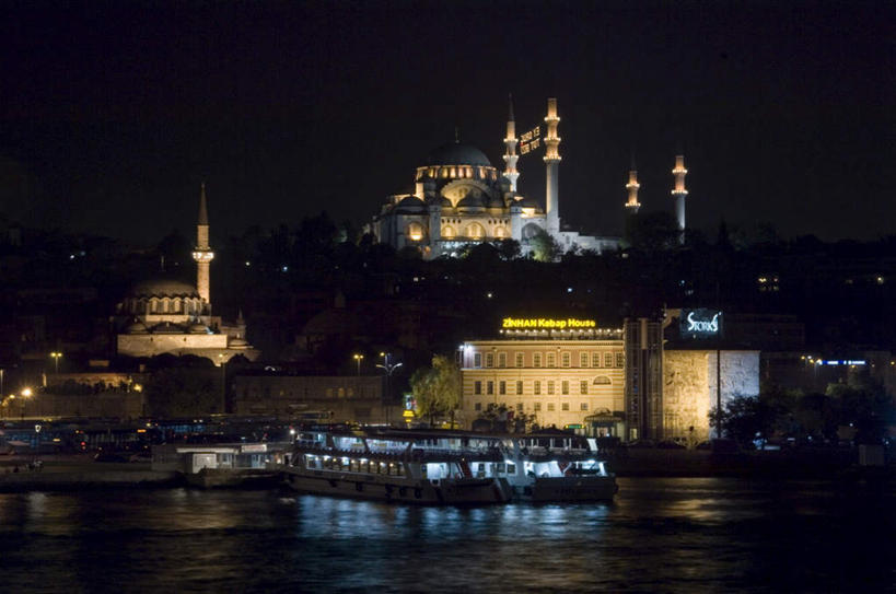 无人,寺庙,码头,横图,室外,夜晚,正面,度假,湖,湖泊,美景,水,植物,城市风光,城市,港口,路灯,轮船,船,照明,土耳其,亚洲,波纹,节日,湖面,景观,水流,水面,灯光,涟漪,首都,两艘,燃烧,文化,娱乐,灯,树,树木,绿色,倒影,水纹,自然,香火,庙宇,交通工具,波浪,湖水,祈祷,享受,休闲,健康,景色,放松,许愿,宗教,信仰,生长,成长,纪念,祈求,照亮,倒映,伊斯兰教,照明设备,载具,清真寺,西亚,伊斯坦布尔,水晕,苏莱曼清真寺,反照,平安,彩图,摆渡口,埠头,渡口,渡头,港湾,海港,货运码头,口岸,庙,商港,寺,土耳其共和国