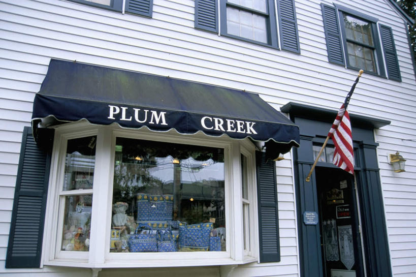 无人,商店,横图,室外,白天,仰视,度假,美景,窗户,落地窗,门,城市风光,城市,橱窗,旗帜,美国,阴影,光线,英文,包,标志,皮包,文字,影子,字符,字母,景观,娱乐,标识,旗子,商铺,玻璃窗,一个,阳光,门框,享受,休闲,景色,放松,单个,英文字母,遮阳棚,单肩包,北美,北美洲,美洲,玻璃橱窗,马萨诸塞州,麻州,麻省,马萨诸塞,麻塞诸塞,老殖民地,海湾之州,北亚美利加洲,亚美利加洲,旌旗,旗号,市肆,商号,彩图,低角度拍摄,店铺