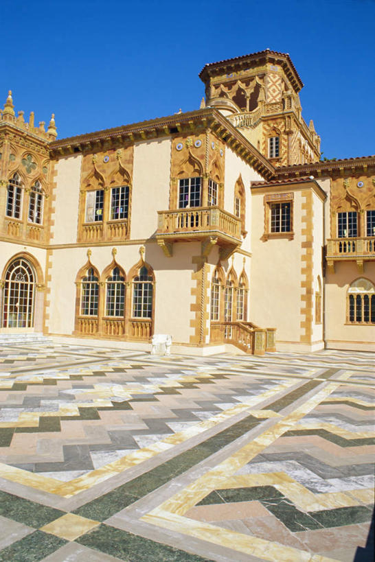 无人,博物馆,栏杆,竖图,室外,白天,仰视,度假,美景,窗户,城市风光,城市,道路,路,美国,一排,阴影,研究,整齐,光线,瓷砖,地砖,影子,景观,围栏,小路,地面,交通,教育,娱乐,护栏,玻璃窗,排列,蓝色,蓝天,天空,阳光,天,享受,休闲,景色,放松,晴朗,展览,北美,北美洲,队列,欣赏,美洲,陈列,万里无云,北亚美利加洲,亚美利加洲,萨拉索塔,典藏,晴空,晴空万里,彩图,低角度拍摄