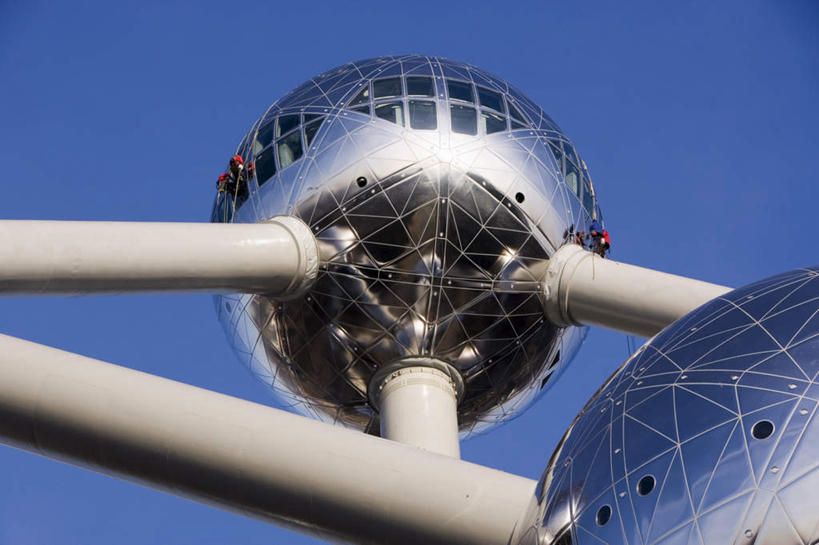 无人,横图,室外,白天,仰视,旅游,度假,标志建筑,地标,建筑,金属制品,雕塑,比利时,欧洲,阴影,艺术,装饰,光线,金属,雕刻,雕像,影子,支架,首都,娱乐,建设,架子,球,蓝色,蓝天,天空,阳光,工艺品,天,享受,休闲,旅游胜地,放松,晴朗,纪念,支撑,美术,固定,西欧,主题,陈列,布鲁塞尔,万里无云,功能,美学,比利时王国,原子能塔,晴空,晴空万里,彩图,低角度拍摄,稳固