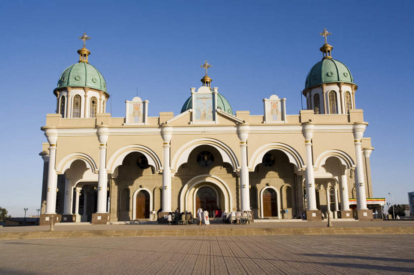 西方人,教堂,走,横图,室外,白天,仰视,旅游,度假,门,标志建筑,地标,建筑,雕塑,欧洲,非洲,埃塞俄比亚,亚的斯亚贝巴,黑人,欧洲人,阴影,服装,节日,艺术,装饰,光线,雕刻,雕像,影子,柱子,墙,屋顶,首都,许多人,顶棚,注视,休闲装,文化,娱乐,建设,墙壁,墙面,衣服,蓝色,蓝天,天空,阳光,工艺品,门框,天,观察,看,祈祷,一群人,享受,休闲,健康,休闲服,旅游胜地,放松,许愿,宗教,服饰,信仰,晴朗,观看,纪念,祈求,美术,察看,关注,主题,陈列,信念,万里无云,功能,美学,阿非利加洲,埃塞俄比亚联邦民主共和国,亚地斯亚贝巴,平安,男人,男性,女人,女性,中年男性,中年女性,非洲人,晴空,晴空万里,步行,散步,走路,彩图,低角度拍摄,全身,大教堂,礼拜堂