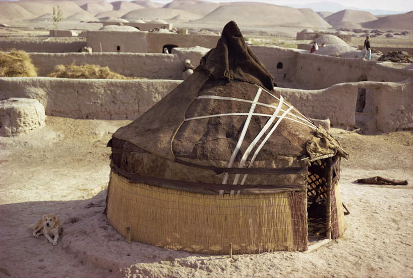 一个人,家,站,横图,俯视,室外,白天,旅游,度假,美景,山,山脉,宠物,狗,阿富汗,亚洲,阴影,光线,影子,帐篷,房屋,墙,屋子,景观,山峰,山峦,文化,娱乐,传统,墙壁,墙面,住宅,阳光,自然,动物,群山,站着,享受,休闲,景色,便捷,放松,可爱,便利,自然风光,西亚,忠诚,蒙古包,毡房,阿富汗伊斯兰国,阿拉伯人,白种人,亚洲人,犬,站立,彩图,高角度拍摄,全身,房子,小屋,毡包,穹庐,毡帐