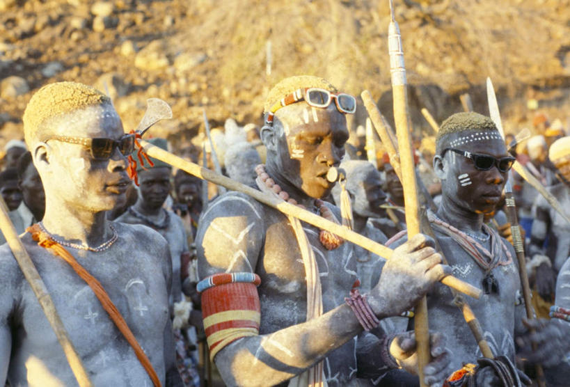 西方人,儿童,脸,头,脸颊,站,横图,室外,白天,民族服装,化妆,旅游,度假,比赛,欧洲,非洲,黑人,欧洲人,握,阴影,服装,节日,装饰,传递,光线,信息,影子,哨子,许多人,拿,拿着,注视,文化,娱乐,传统,裸露,肩膀,小孩,背面,衣服,阳光,吹,观察,看,扛,祈祷,站着,一群人,享受,休闲,健康,放松,联络,握着,许愿,宗教,服饰,信仰,观看,纪念,声音,华丽,修饰,祈求,点缀,信号,察看,口哨,输送,衣着,穿着,关注,运送,集合,裸,衬托,美观,雅致,雅观,召唤,传达,号令,讯号,衣饰,扮装,葬礼,扛在肩上,骑在肩上,平安,男孩,男人,男性,非洲人,头部,脸部,脸蛋,面部,站立,半身,彩图,传统服装,民俗服,化装,男生