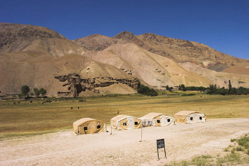 无人,家,横图,室外,白天,正面,旅游,度假,草地,草坪,石头,美景,山,山脉,植物,阿富汗,亚洲,一排,阴影,整齐,光线,石子,影子,房屋,屋子,景观,山峰,山峦,娱乐,楼房,住宅,草,树,树木,排列,蓝色,绿色,蓝天,天空,阳光,自然,群山,天,享受,休闲,景色,放松,生长,晴朗,成长,队列,自然风光,西亚,万里无云,四座,阿富汗伊斯兰国,石块,岩石,晴空,晴空万里,彩图,房子