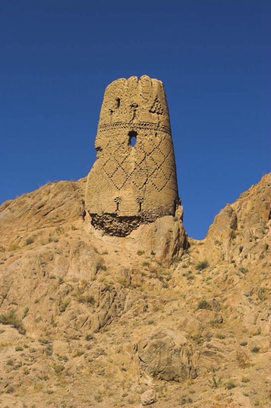 无人,竖图,室外,白天,仰视,旅游,度假,草地,草坪,石头,名胜古迹,植物,标志建筑,地标,建筑,阿富汗,亚洲,阴影,遗迹,光线,石子,影子,堡垒,城堡,古迹,文物,娱乐,建设,古建筑,草,蓝色,绿色,蓝天,天空,阳光,瞭望塔,天,享受,休闲,旅游胜地,放松,晴朗,要塞,西亚,古文明,万里无云,阿富汗伊斯兰国,设防,巴米扬,巴米扬大佛,巴米扬省,石块,岩石,晴空,晴空万里,彩图,低角度拍摄