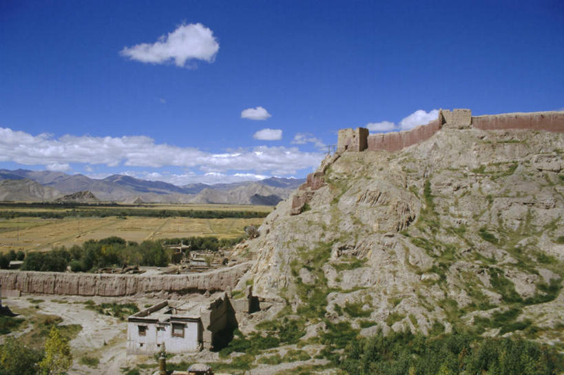 无人,家,农田,横图,俯视,室外,白天,旅游,度假,庄稼,农作物,草地,草坪,石头,名胜古迹,山,山脉,植物,标志建筑,地标,建筑,中国,亚洲,阴影,丰富,丰收,遗迹,光线,石子,影子,房屋,墙,屋子,山峰,云,云朵,山峦,丰盛,云彩,古迹,文物,娱乐,建设,古建筑,楼房,西藏,墙壁,墙面,住宅,草,树,树木,蓝色,绿色,白云,蓝天,天空,阳光,自然,群山,天,享受,休闲,旅游胜地,放松,生长,晴朗,成长,藏,古文明,东亚,西藏自治区,首府,中华人民共和国,西南地区,丰登,丰硕,江孜,江孜县,石块,岩石,晴空,彩图,高角度拍摄,耕地,庄稼田,房子