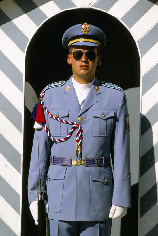 西方人,一个人,站,竖图,室外,白天,正面,安全,帽子,欧洲,欧洲人,仅一个男性,仅一个人,一双,握,阴影,光线,墨镜,眼镜,影子,防护,拿,拿着,注视,仅一个年轻男性,一个,阳光,手套,太阳镜,太阳眼镜,观察,看,站着,遮阳镜,握着,军帽,单个,观看,保护,察看,关注,保险,警服,保全,周全,安稳,安定,防护手套,平安,男人,男性,年轻男性,白种人,站立,半身,彩图