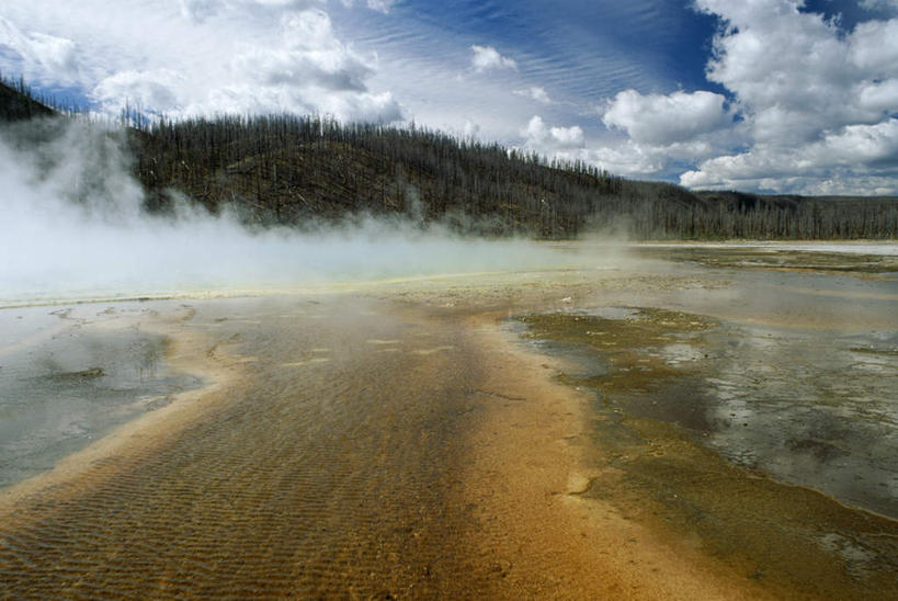 无人,公园,横图,室外,白天,正面,旅游,度假,湖,湖泊,石头,美景,森林,树林,水,温泉,植物,雾,标志建筑,地标,建筑,美国,阴影,沸腾,光线,蒸汽,石子,影子,湖面,景观,水流,水面,云,云朵,水蒸气,雾气,云彩,娱乐,建设,树,树木,蓝色,绿色,白云,蓝天,天空,阳光,自然,湖水,天,享受,休闲,温暖,旅游胜地,景色,放松,泉水,生长,温和,晴朗,成长,气体,北美,北美洲,国家公园,自然风光,美洲,黄石国家公园,怀俄明州,怀俄明,黄石公园,沉积岩,蒸发,北亚美利加洲,亚美利加洲,平等之州,地热,水成岩,石块,岩石,晴空,彩图