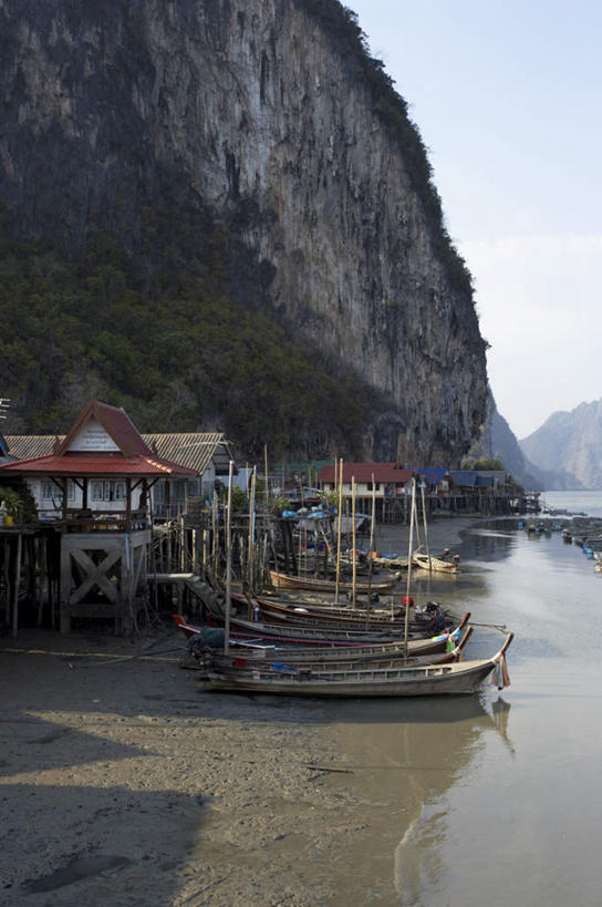 无人,家,码头,竖图,室外,白天,正面,度假,海浪,海洋,石头,美景,山,山脉,植物,城市风光,城市,港口,船,泰国,亚洲,一排,许多,阴影,波纹,整齐,光线,石子,影子,房屋,墙,屋顶,屋子,景观,浪花,山峰,云,云朵,木船,涟漪,山峦,很多,云彩,顶棚,娱乐,楼房,墙壁,墙面,住宅,树,树木,排列,蓝色,绿色,白云,倒影,蓝天,水纹,天空,阳光,海水,交通工具,波浪,群山,天,享受,休闲,景色,放松,东南亚,生长,晴朗,成长,倒映,舟,队列,载具,海景,泰王国,水晕,反照,攀牙府,大海,风浪,海,海水的波动,近岸浪,石块,岩石,涌浪,晴空,彩图,房子,摆渡口,埠头,渡口,渡头,港湾,海港,货运码头,口岸,商港