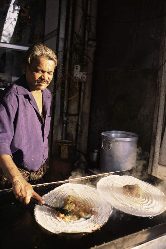 一个人,站,竖图,室外,白天,正面,度假,烹饪,美景,城市风光,城市,印度,亚洲,仅一个男性,仅一个人,仅一个中年男性,阴影,服装,光线,铲子,粉末,铁桶,桶,影子,景观,面粉,首都,粮食,注视,休闲装,娱乐,衣服,阳光,容器,观察,看,站着,享受,休闲,休闲服,粉,景色,放松,服饰,观看,储藏,农产品,察看,储存,关注,南亚,原材料,馅料,新德里,印度共和国,粉状,男人,男性,中年男性,亚洲人,印度人,烹调,站立,半身,彩图,贮存