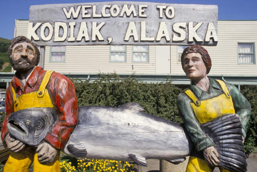 海鲜,无人,家,站,捧,横图,室外,白天,仰视,工作服,制服,度假,草地,草坪,美景,植物,窗户,城市风光,城市,雕塑,美国,一条,阴影,艺术,装饰,盛开,光线,英文,鱼,标志,雕刻,雕像,文字,影子,字符,字母,房屋,屋子,景观,花蕾,注视,娱乐,标识,水产,鱼类,楼房,海洋生物,玻璃窗,住宅,草,花,花瓣,花朵,鲜花,蓝色,绿色,蓝天,天空,阳光,工艺品,天,花苞,花蕊,观察,看,站着,享受,休闲,景色,放松,晴朗,观看,纪念,英文字母,美术,察看,北美,北美洲,关注,水生动物,主题,海产品,美洲,水生物,陈列,海底动物,阿拉斯加,阿拉斯加州,万里无云,功能,美学,北亚美利加洲,亚美利加洲,最后的边疆,午夜阳光之地,工作制服,科迪亚克岛,晴空,晴空万里,端,端着,捧着,手捧,站立,半身,彩图,低角度拍摄,工作套服,房子