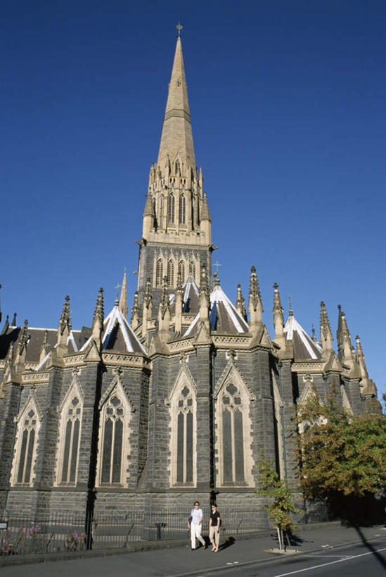 西方人,两个人,伙伴,朋友,教堂,走,说,竖图,室外,白天,仰视,旅游,度假,讨论,友谊,名胜古迹,植物,标志建筑,道路,地标,建筑,路,欧洲,澳大利亚,欧洲人,阴影,服装,节日,遗迹,光线,影子,小路,交通,注视,休闲装,古迹,文化,文物,娱乐,建设,古建筑,树,树木,衣服,蓝色,绿色,蓝天,天空,阳光,自然,天,观察,看,祈祷,享受,休闲,健康,休闲服,旅游胜地,放松,许愿,宗教,服饰,信仰,生长,晴朗,成长,观看,纪念,祈求,察看,关注,大洋洲,澳洲,信念,古文明,墨尔本,万里无云,南方大陆,首府,澳大利亚联邦,维多利亚,维多利亚州,新金山,圣帕特里克大教堂,交流,平安,友情,女人,女性,中年女性,白种人,晴空,晴空万里,步行,沟通,讲话,交谈,散步,商讨,说话,谈话,走路,彩图,低角度拍摄,全身,大教堂,礼拜堂