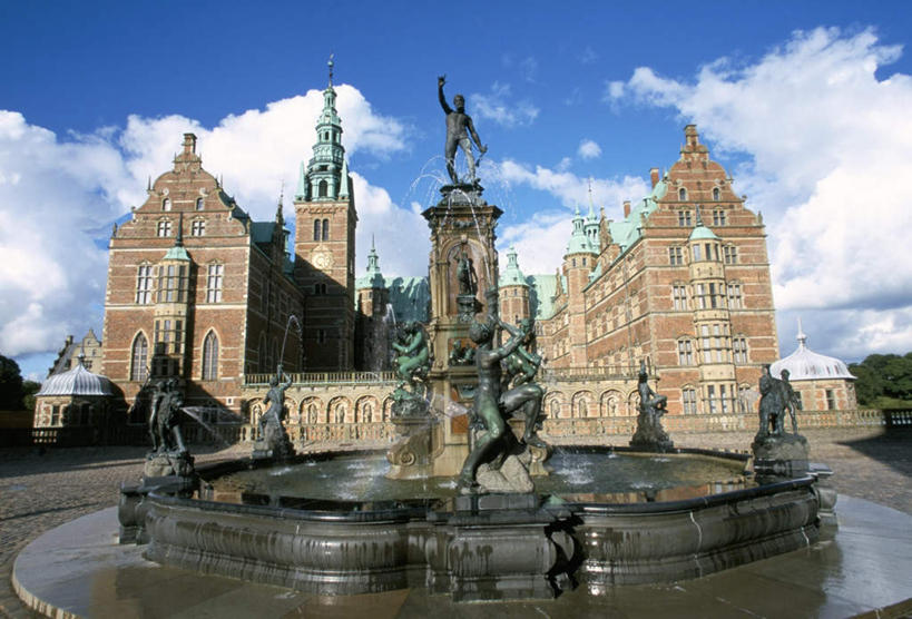 无人,站,横图,室外,白天,仰视,旅游,度假,名胜古迹,植物,标志建筑,地标,建筑,喷泉,雕塑,丹麦,欧洲,握,阴影,遗迹,艺术,装饰,光线,雕刻,雕像,影子,堡垒,城堡,景观,云,云朵,首都,拿,云彩,拿着,注视,古迹,文化,文物,娱乐,建设,古建筑,树,树木,蓝色,绿色,白云,蓝天,天空,阳光,自然,工艺品,天,观察,看,品味,站着,享受,休闲,旅游胜地,放松,握着,生长,晴朗,成长,观看,纪念,美术,察看,要塞,关注,北欧,主题,水景,陈列,古文明,功能,美学,美观,丹麦王国,哥本哈根,西兰岛,设防,菲德烈堡宫,菲特烈堡,设计,晴空,站立,彩图,低角度拍摄,全身