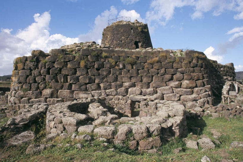 无人,横图,室外,白天,仰视,旅游,度假,草地,草坪,石头,名胜古迹,植物,标志建筑,地标,建筑,意大利,欧洲,阴影,遗迹,光线,石子,影子,云,云朵,云彩,古迹,文物,娱乐,建设,古建筑,废墟,草,蓝色,绿色,白云,蓝天,天空,阳光,天,享受,休闲,旅游胜地,放松,晴朗,南欧,古文明,意大利共和国,首府,撒丁岛,萨萨里,萨萨里省,萨沙里,石块,岩石,晴空,彩图,低角度拍摄