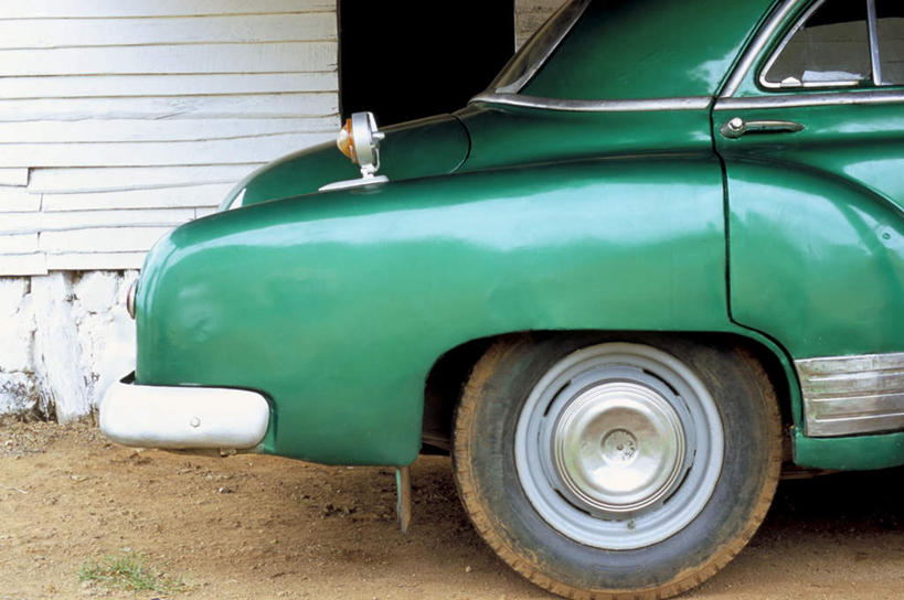 无人,横图,室外,特写,白天,正面,度假,草地,草坪,美景,植物,门,城市风光,城市,汽车,古巴,一辆,阴影,光线,影子,墙,景观,泥土,土壤,娱乐,墙壁,墙面,车,草,绿色,阳光,门框,交通工具,轿车,享受,休闲,景色,放松,北美,北美洲,载具,美洲,北亚美利加洲,亚美利加洲,古巴共和国,比那尔德里奥,比那尔德里奥省,彩图